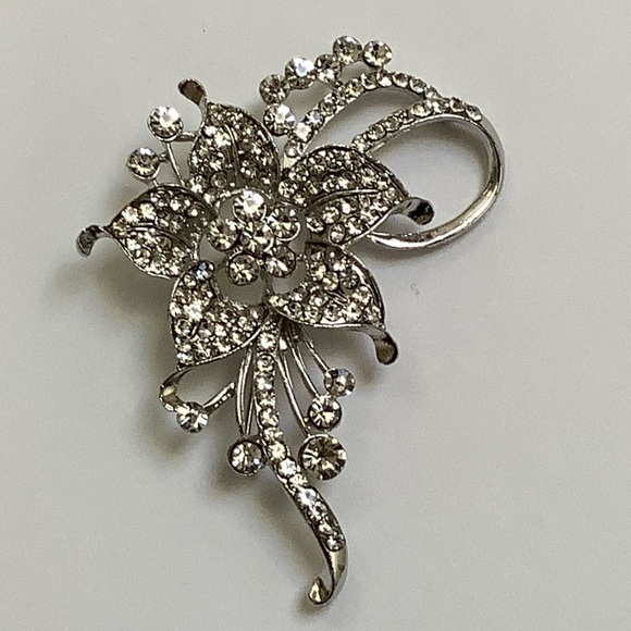 Large Silver Toned Rhinestone Flower Brooch - Picture 5 of 11